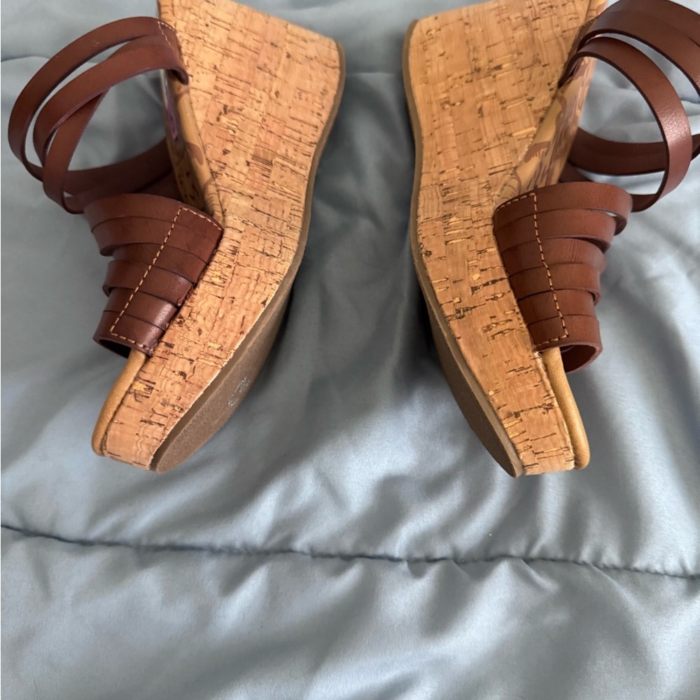 Elegant Brown Strappy Sandals - Picture 2 of 6